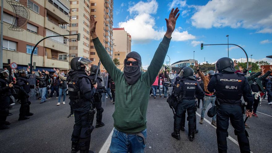 Los trabajadores del sector del metal se manifiestan ayer por las calles de Cádiz durante la octava jornada de huelga.