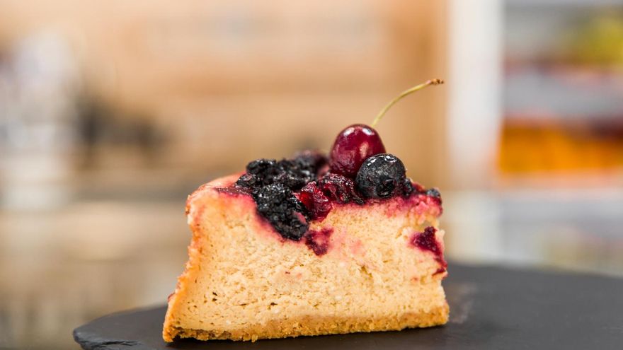 La receta de tarta de moras sin horno para aprovechar la temporada de esta fruta que se hace en apenas 10 minutos