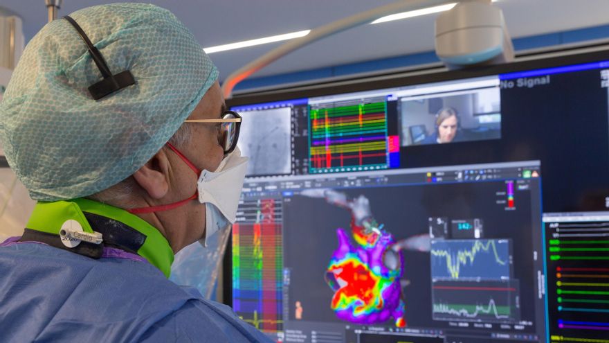 El doctor García Bolao, director de Cardiología y Cirugía Cardíaca de la Clínica Universidad de Navarra, durante un procedimiento con control técnico remoto
