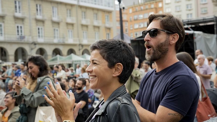 Asistentes escuchan y aplauden la sesión Estudio Podcast