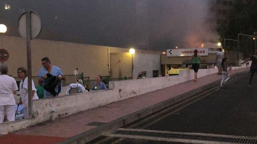 Humareda ocasionada por el incendio en el hospital de la Candelaria, en la capital tinerfeña