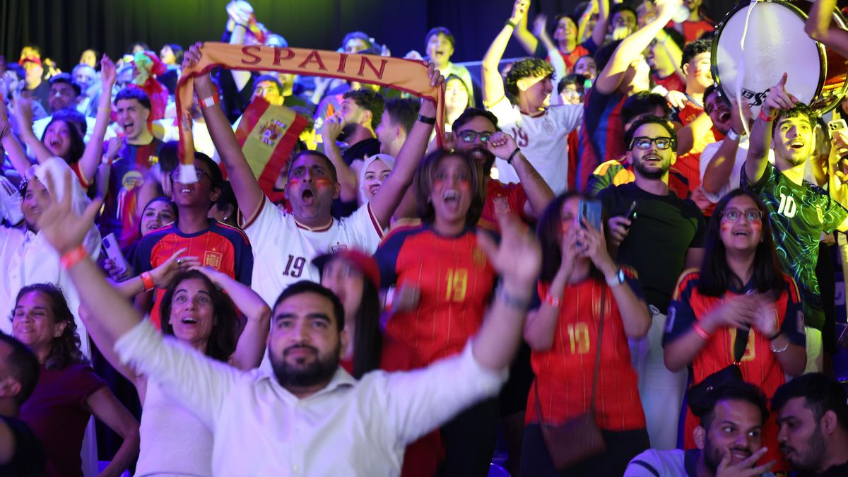 La afición de España celebra la victoria en el Mundial en Dubai, Emiratos Árabes