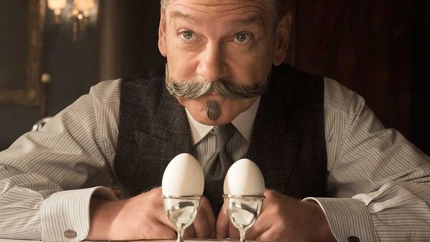 Kenneth Branaght interpreta a un detective obsesionado por encontrar la desviación de la supuesta normalidad