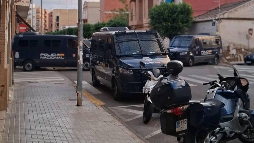 Gran despliegue policial para desahuciar a un científico en Burjassot: "Me he sentido como si fuese un puñetero terrorista de Al Qaeda"