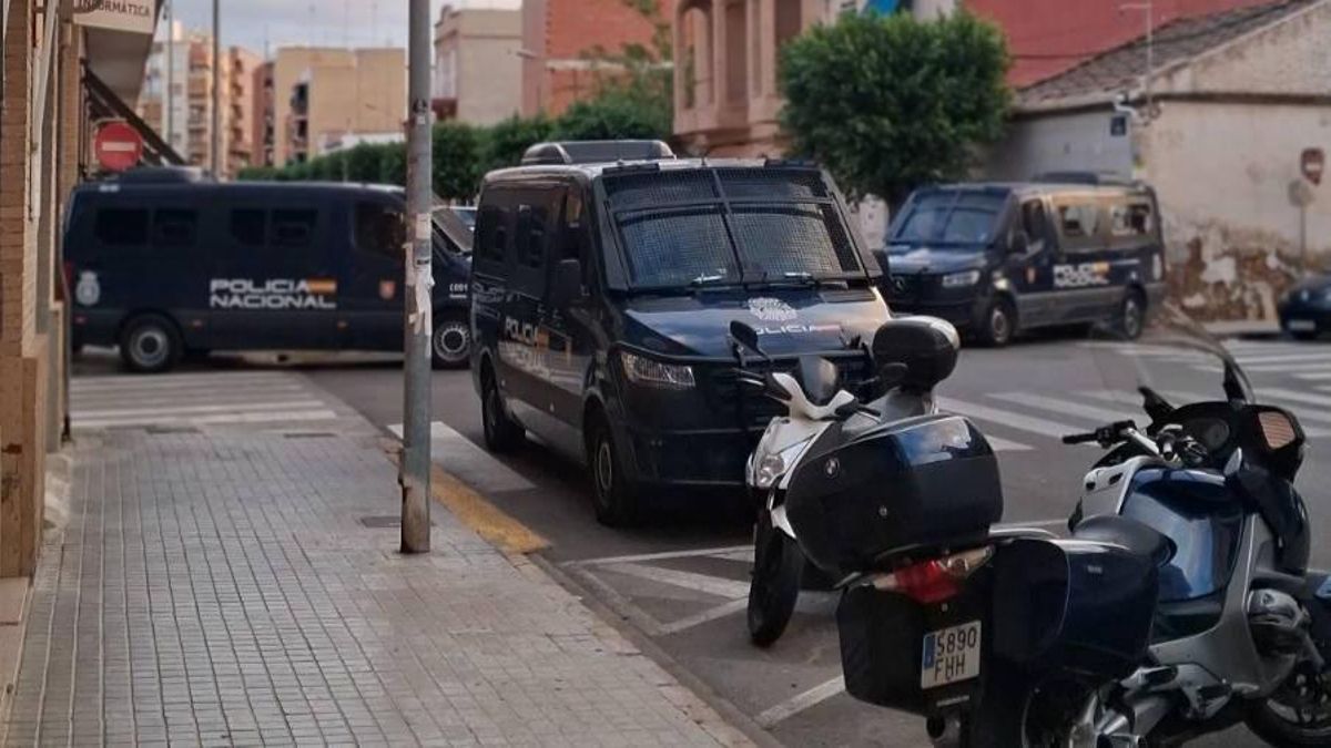 Gran despliegue policial para desahuciar a un científico en Burjassot: "Me he sentido como si fuese un puñetero terrorista de Al Qaeda"