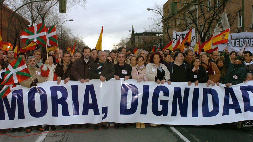 El entonces líder del PP y de la oposición, Mariano Rajoy, encabeza en 2006 una manifestación contra el Gobierno convocada por la AVT, que presidía el hoy diputado de Vox Francisco José Alcaraz, con una pancarta con el texto "zETAp", en referencia al presidente José Luis Rodríguez Zapatero.