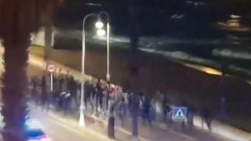 Fotograma del vídeo en el que se ve a decenas de personas entrando en Melilla la madrugada del lunes