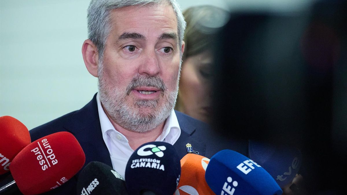 Clavijo, haciendo una declaración a los medios de comunicación, en una imagen de archivo.