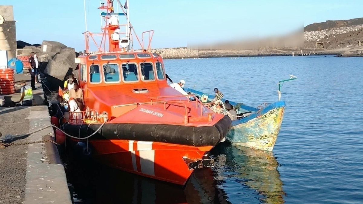 Rescatado un cayuco con 61 personas a bordo, entre ellas 12 menores, cerca de El Hierro