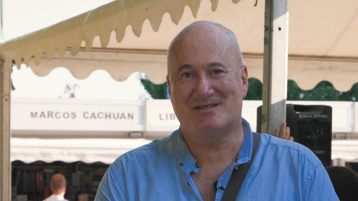 El poeta Miguel Ibáñez protagoniza la jornada de charlas de la Feria del Libro Viejo este lunes