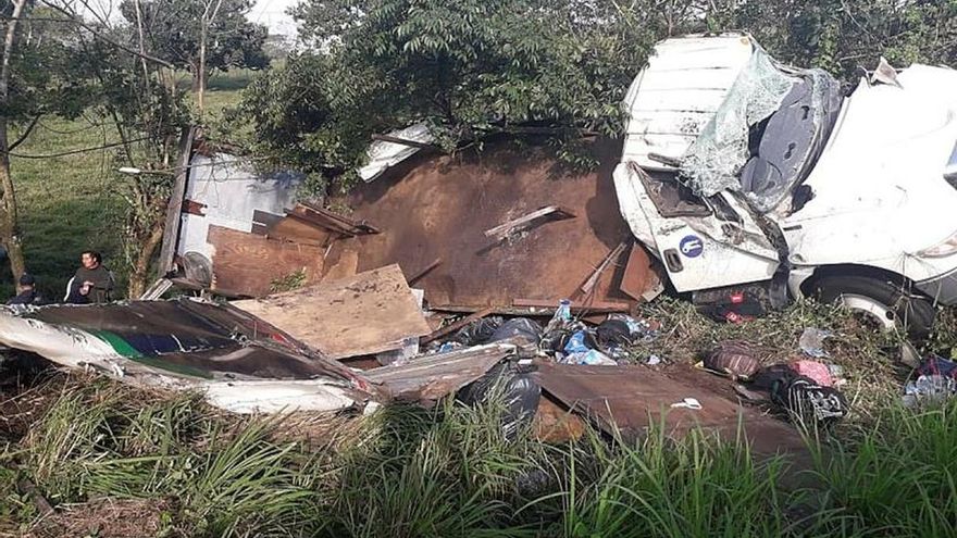 Fotografía cedida este martes, por Protección Civil, que muestra el accidente de un camión de carga que trasportaba migrantes centroamericanos, en una carretera federal a la altura del municipio de San Andrés Tuxtla en el estado de Veracruz (México).