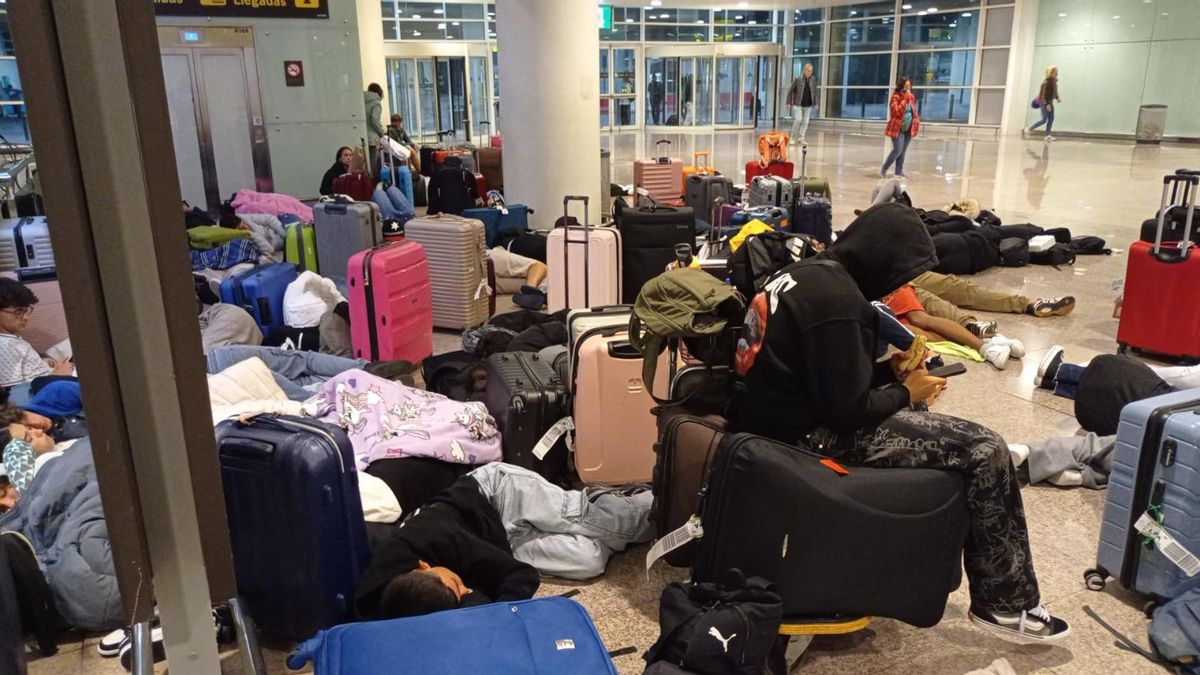 El grupo de menores canarios, en el aeropuerto de Barcelona sin poder regresar a Gran Canaria por el apagón.