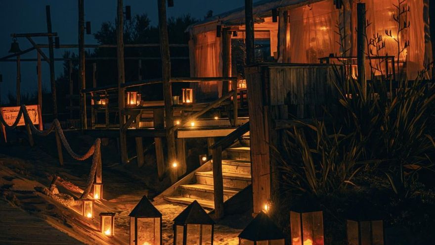 Pez limón, vino rosado y entusiasmo matizado por Milei de los grandes empresarios en un José Ignacio a reventar