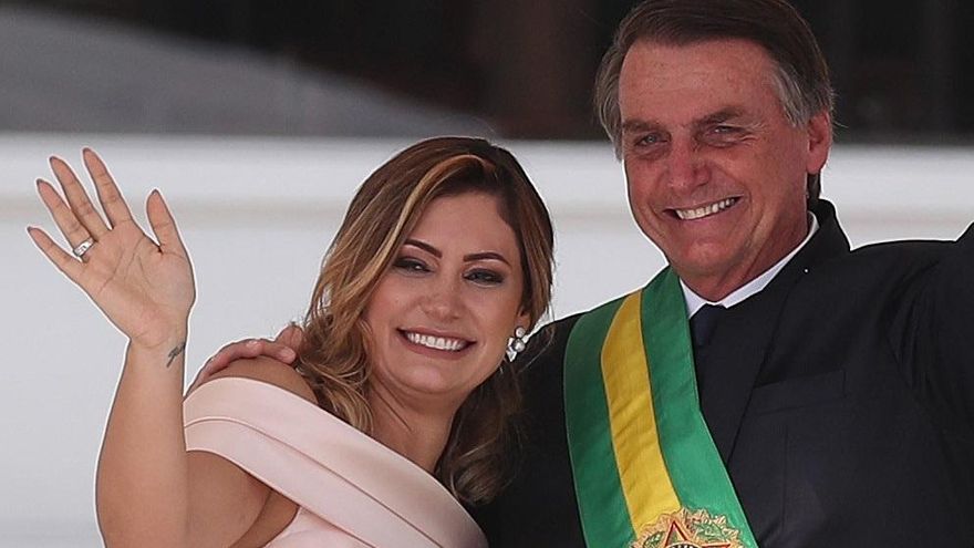 Fotografía de archivo del 1 de enero de 2019 del presidente de Brasil, Jair Bolsonaro, junto a su esposa Michelle de Paula Firmo (i), durante su ceremonia de investidura presidencial en Brasilia (Brasil). EFE /Marcelo Sayão /ARCHIVO