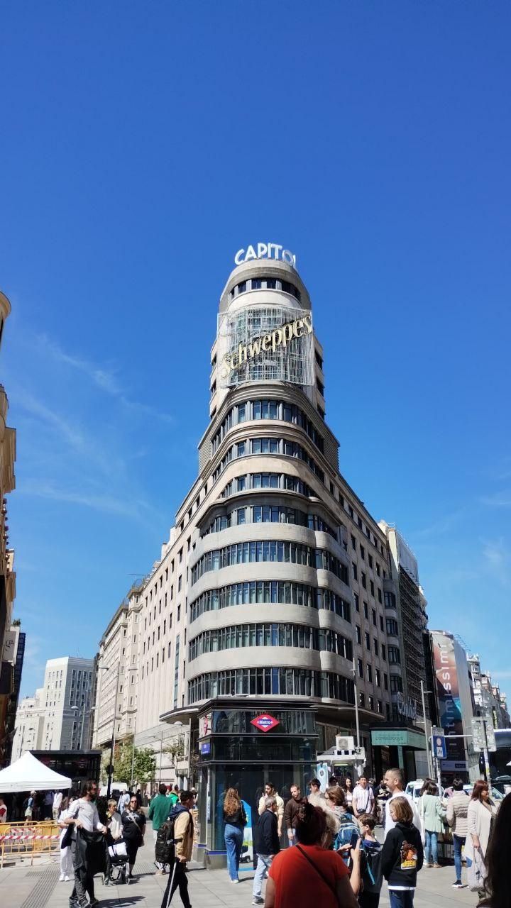 Estampa del Edificio Carrión, con el nuevo letrero de Capitol ya instalado.