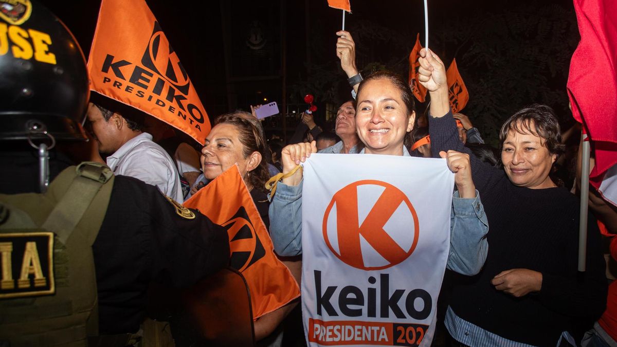 Con una mínima ventaja de Fujimori sobre Sánchez, Perú aún no sabe quién se quedará con la Presidencia