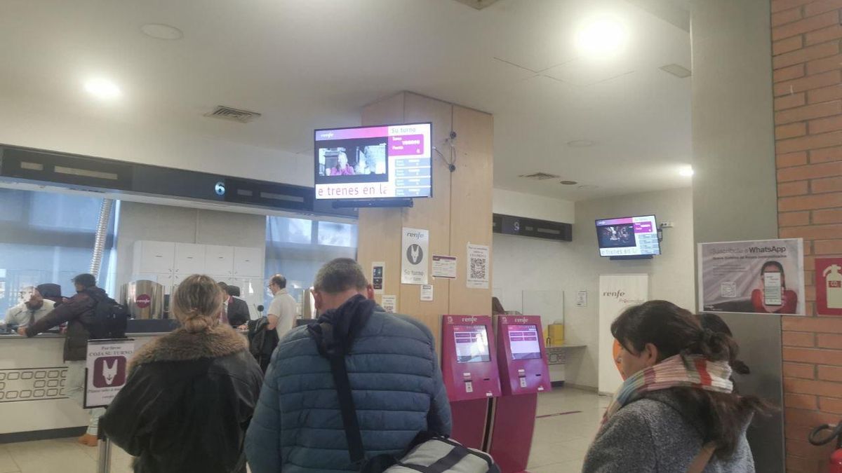 Clientes afectados haciendo cola para cambiar sus billetes.