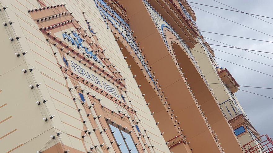 Empleados municipales que hacen posible la Feria de Abril serán los encargados de encender el alumbrado