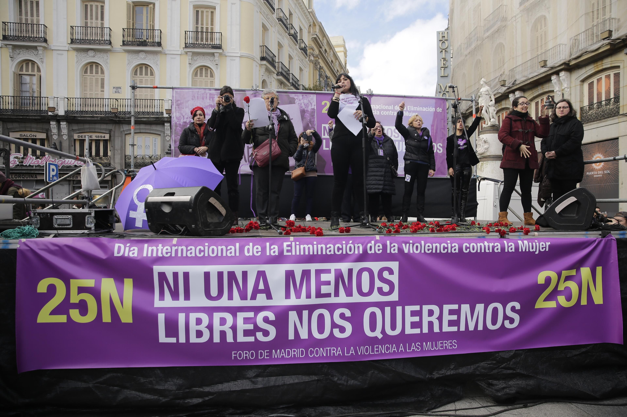Escenario desde el que se ha leído el manifiesto del 25N