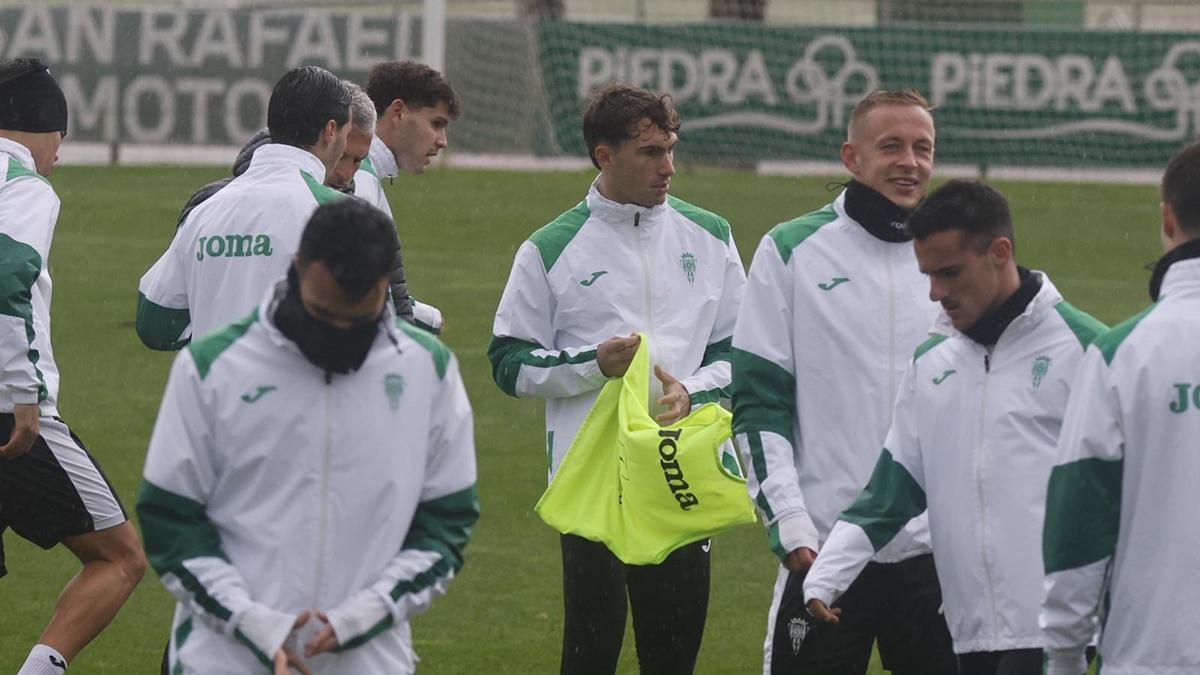 El Córdoba CF vuelve al trabajo con una cara nueva y dudas en el lateral