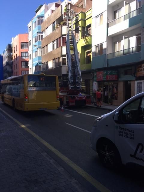 La grúa de los bomberos bloquea el tráfico en Presidente Alvear.