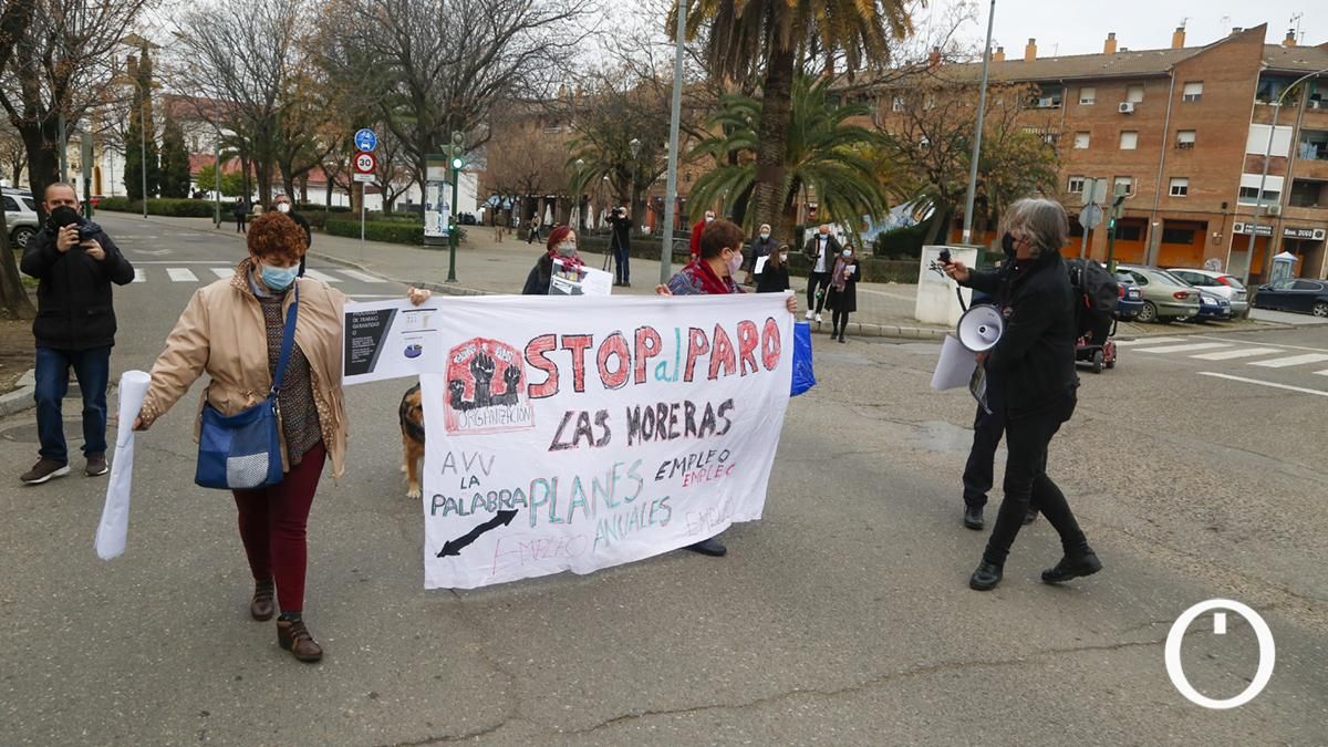 Los vecinos de Las Moreras cortan el tráfico para pedir atención al barrio