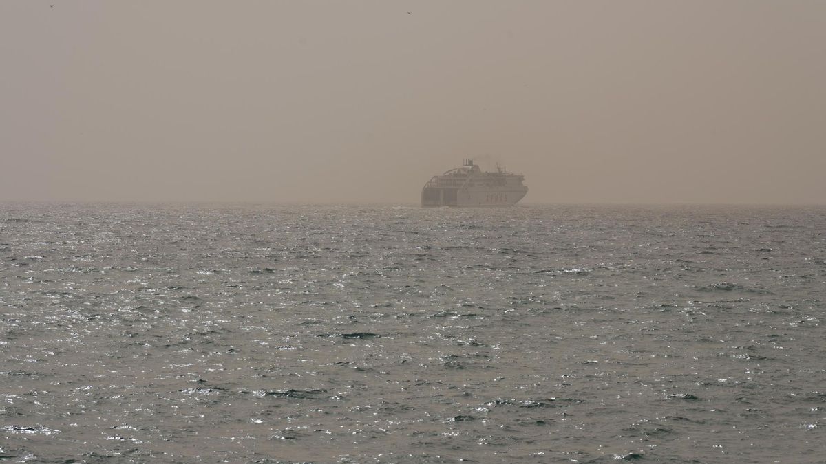 Un ferry parte desde Puerto del Rosario, en Fuerteventura, bajo un cielo cubierto de calima.