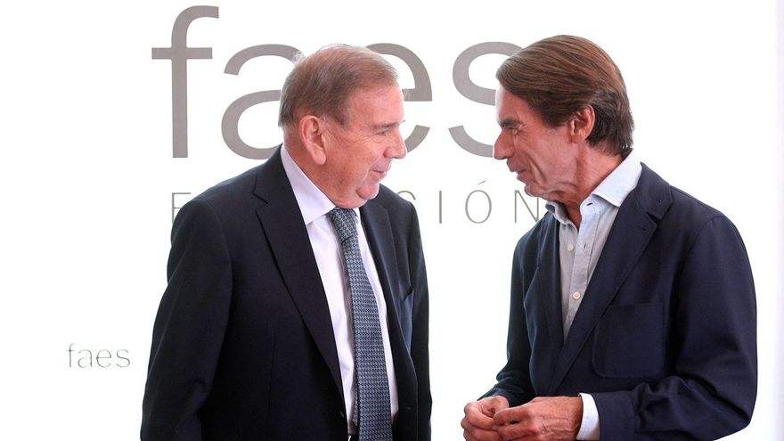 El presidente de Faes, José María Aznar, y el líder opositor venezolano Edmundo González, durante su encuentro de este lunes en Madrid.