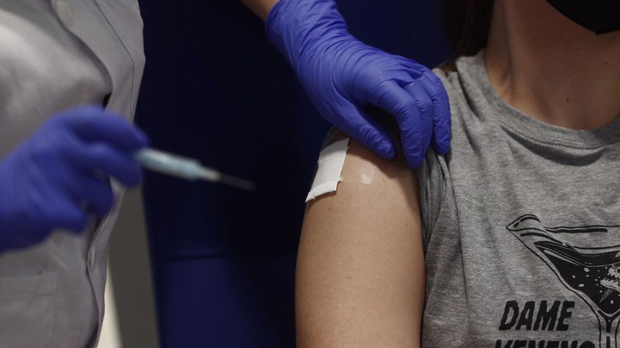 Una mujer recibe la primera dosis de la vacuna contra la covid-19