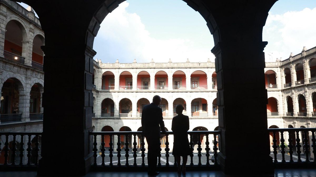 El rey y la presidenta de México conversan en el Palacio Nacional de Ciudad de México.