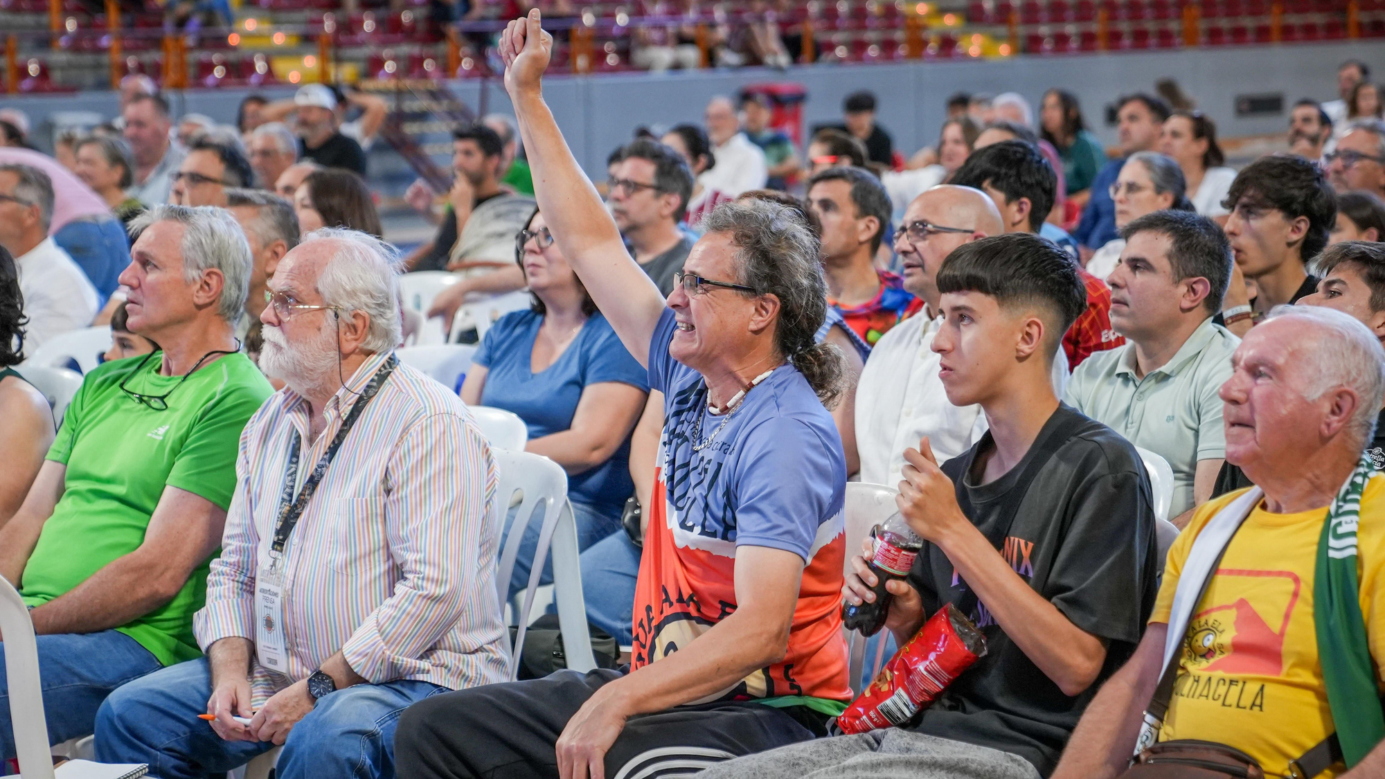 Aficionados del Coto Córdoba celebran frente a la pantalla gigante el ascenso de categoría