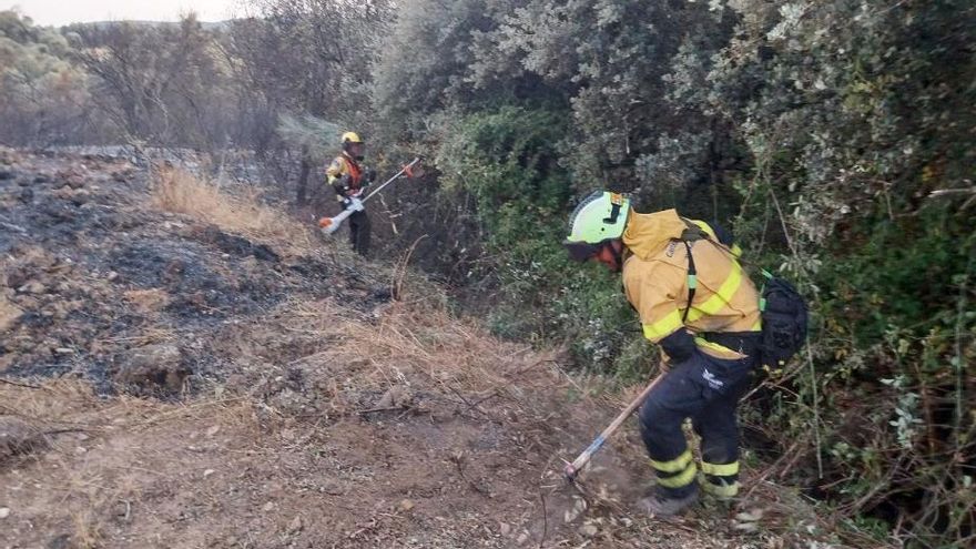 El incendio forestal en Navalmoralejo baja su nivel de peligro a cero y se levanta el confinamiento, también en La Estrella