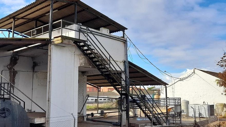 Vista exterior de una de las estructuras del antiguio campo de concentración