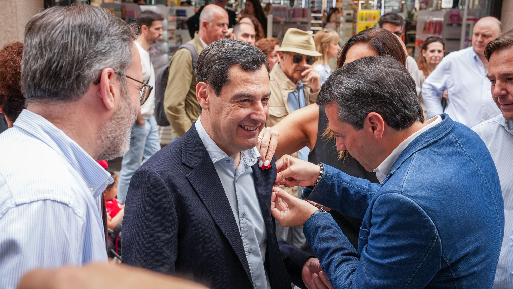Juanma Moreno visita las Cruces de Mayo