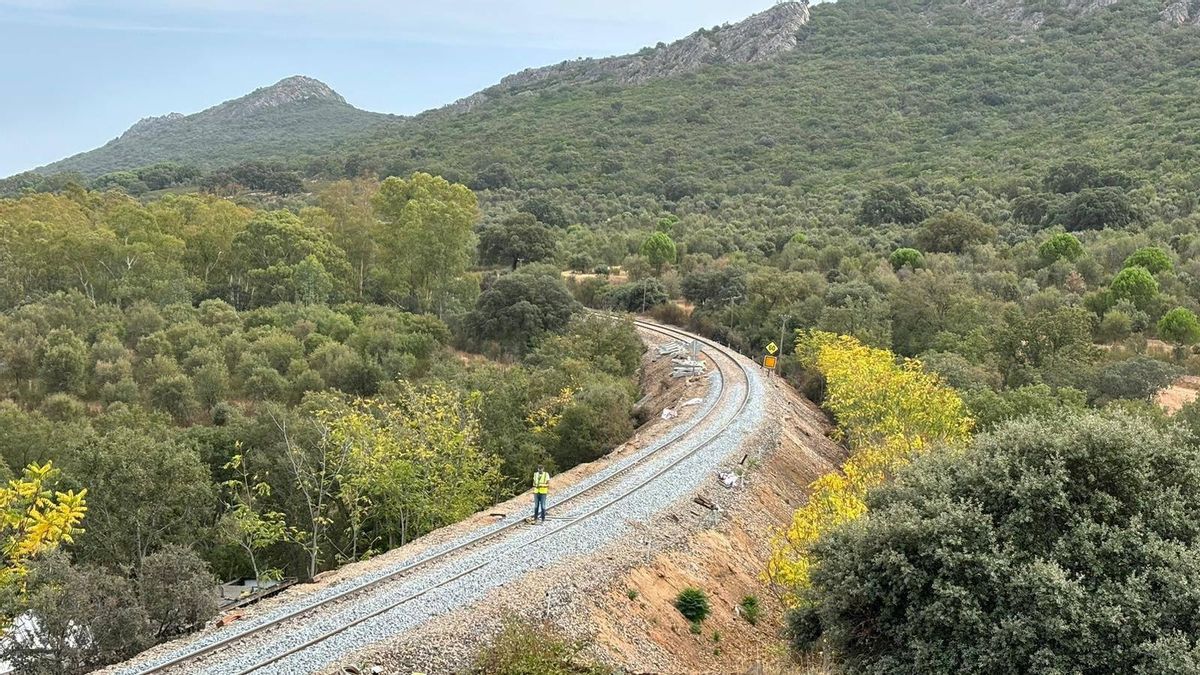 Curva en la que se produjo la salida de las vías; a la izquierda y en primer término aún se pueden apreciar vagones caídos por el terraplén