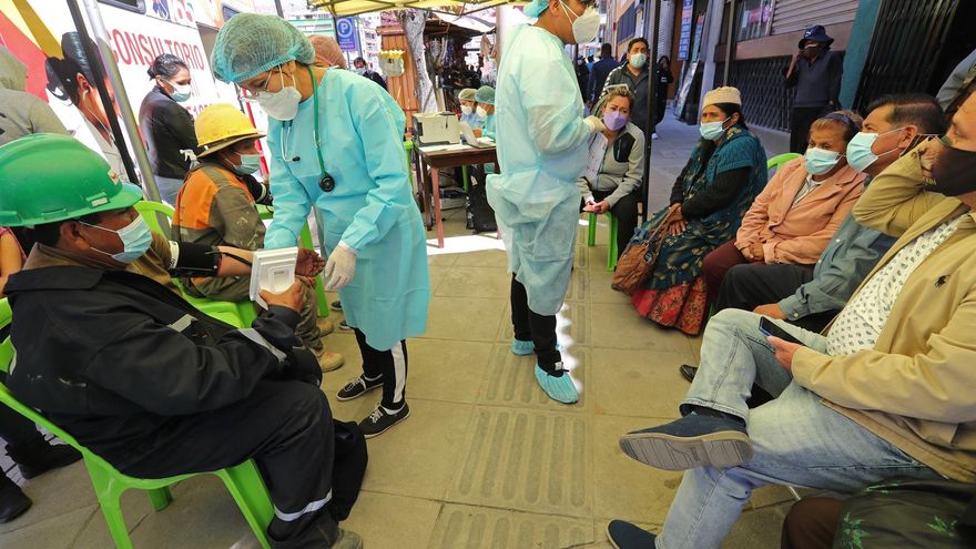 Fotografía de archivo tomada el pasado 2 de septiembre en la que se registró un puesto móvil de vacunación anticovid, cerca al estadio Hernando Siles, en La Paz (Bolivia).