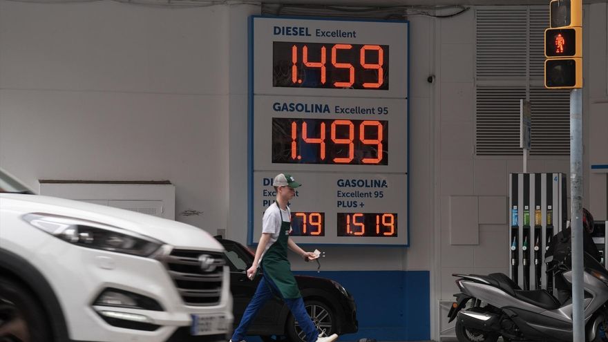 OCU insta al Gobierno rebajar el IVA de los carburantes y la energía debido al encarecimiento de los precios.