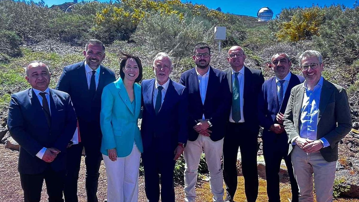Dirigentes del PSOE de La Palma con la ministra de Ciencia, Innovación y Universidades, Diana Morant,  y el ministro de Política Territorial y Memoria Democrática, Ángel Víctor Torres, este jueves, en el  Observatorio del Roque de Los Muchachos, con motivo del 40 aniversario de  la inauguración del complejo astrofísico situado en las cumbres de la Villa de Garafía.