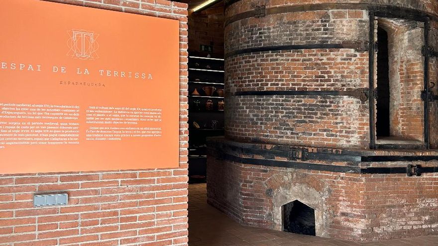 Este museo está dedicado a la tradición cerámica de este pequeño pueblo y alberga piezas, herramientas y hasta un horno de leña