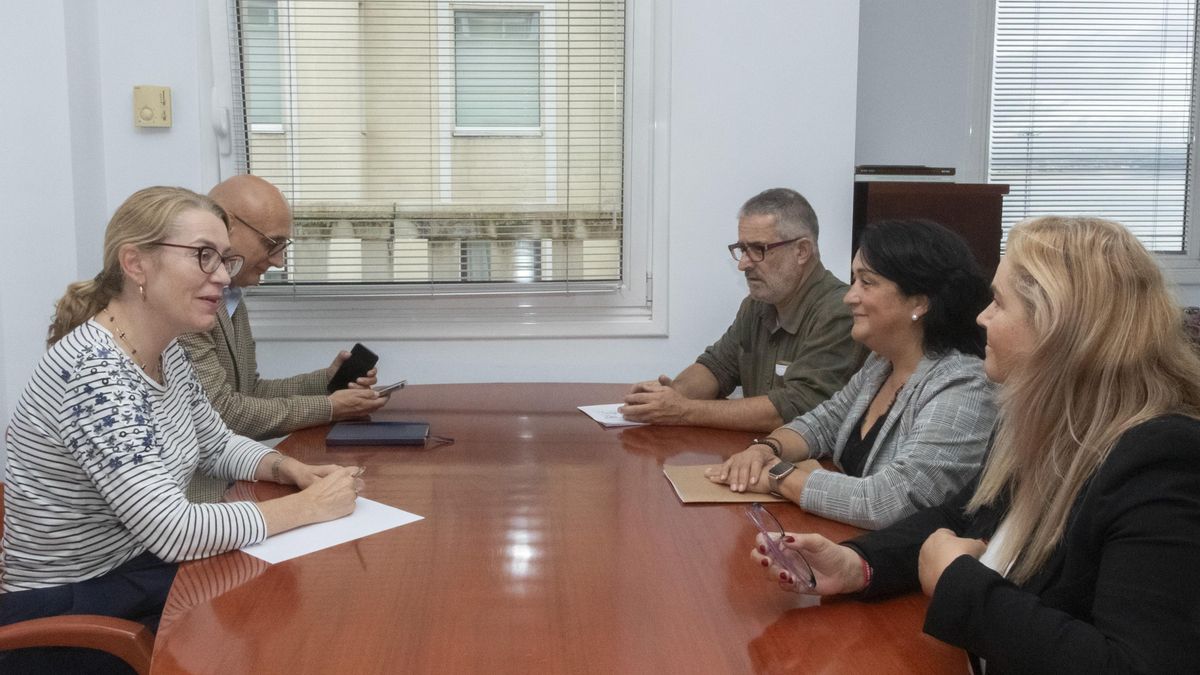 La consejera de Cultura, Turismo y Deporte, Eva Guillermina Fernández, se reúne con la alcaldesa de Cabuérniga, Rosa Fernández