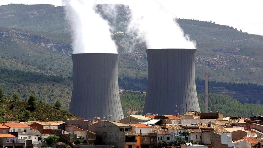 Imagen de archivo de las torres de refrigeración de la central nuclear de Cofrentes.