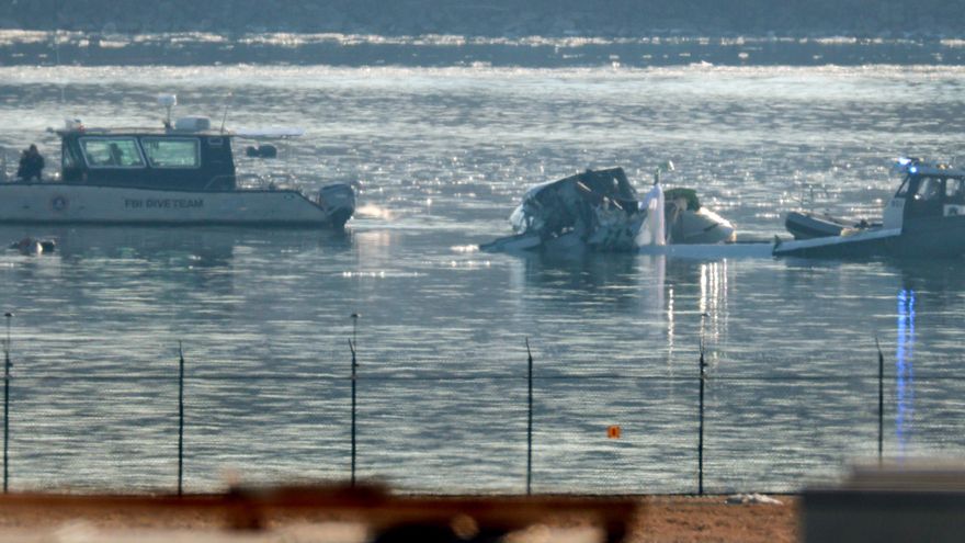 "Creemos que no hay supervivientes": un avión con 60 personas se estrella tras chocar con un helicóptero militar en Washington DC