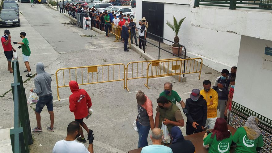 Ceuta decide vacunar a los trabajadores que atienden a inmigrantes y no roten puestos