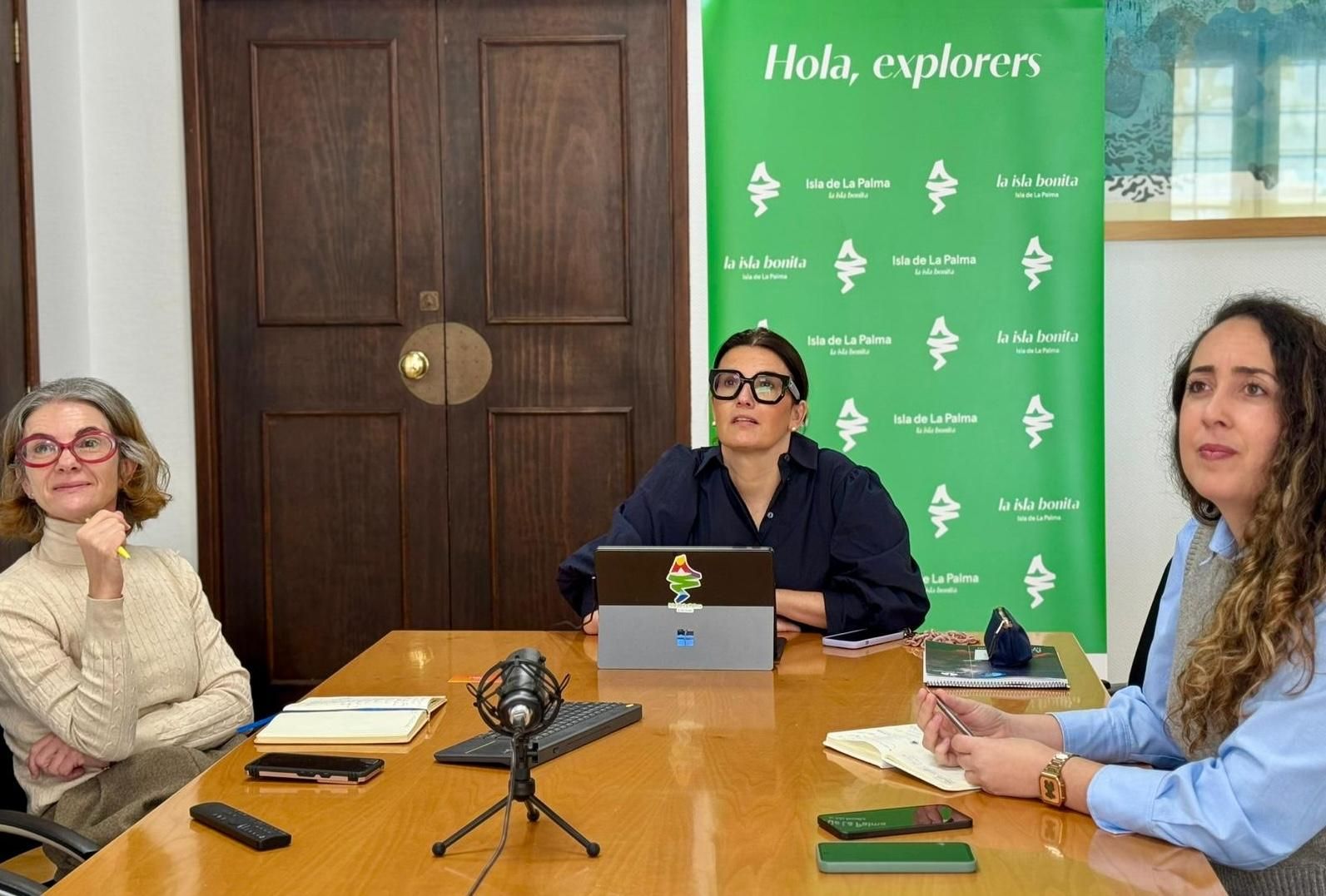 Raquel Rebollo (c) en una reunión con responsables de Vueling.