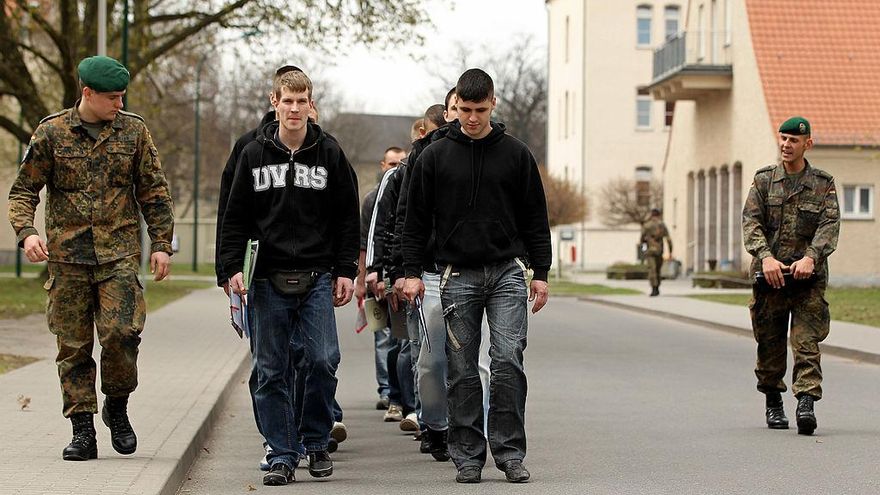 Europa recupera la ‘mili’ para engrosar unos ejércitos "en los huesos": del frente nórdico al debate alemán