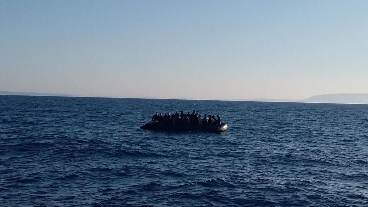 A disposición judicial 62 inmigrantes para poder trasladarlos a Madrid por el "colapso" de CIES de Cádiz