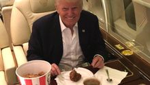 Donald Trump comiendo comida rápida el año pasado