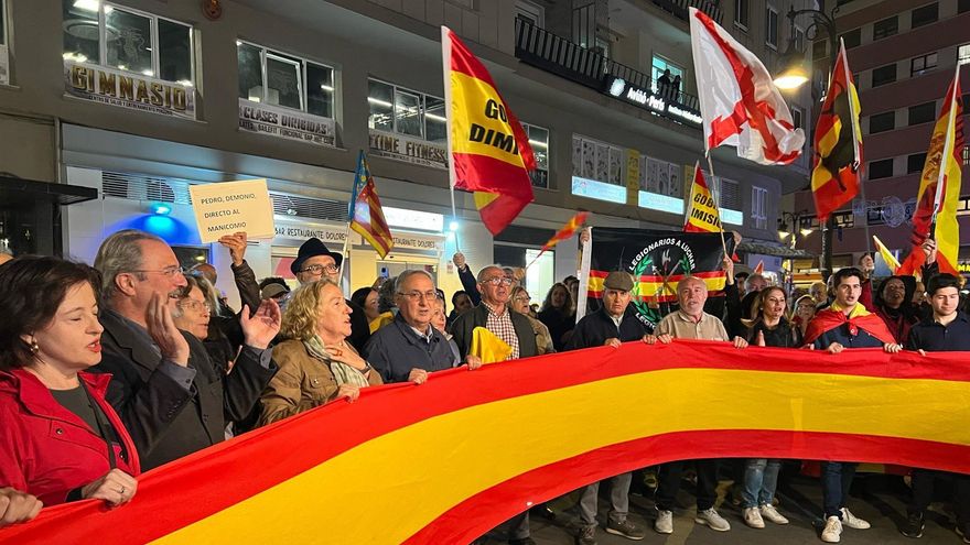 Una concentración con cargos de Vox protesta en València contra la amnistía frente a la sede de PSPV: "En mi nombre no"