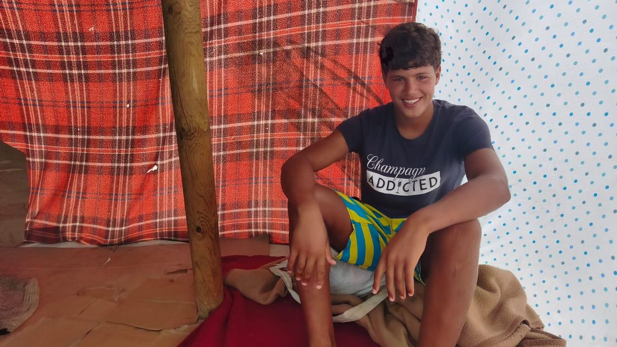 Oussman, en la cabaña donde vive en una playa de la ciudad de Ceuta.
