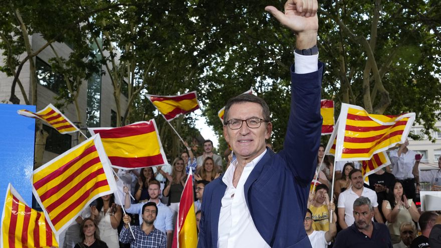 El presidente del PP y candidato a la presidencia del Gobierno, Alberto Núñez Feijóo, asiste este jueves al acto de inicio de campaña en Castelldefels, junto al cabeza de lista del PP por Barcelona al Congreso, Nacho Martín Blanco. EFE/Alejandro García